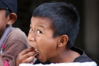 Jueves 4 de marzo. Los jovenes pepenadores del la Central de Abastos de la ciudad de Tuxtla Gutiérrez conviven en las mañanas donde toman un descanzo para tomar alimentos que provee la Asociación Mexicana de Bancos de Alimentos.