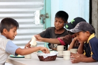 Jueves 4 de marzo. Los jovenes pepenadores del la Central de Abastos de la ciudad de Tuxtla Gutiérrez conviven en las mañanas donde toman un descanzo para tomar alimentos que provee la Asociación Mexicana de Bancos de Alimentos.