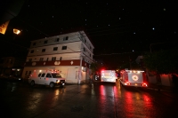 Jueves 5 de agosto. Personal de Urgencias y Rescate Urbano de las corporaciones de Protección civil acudieron esta madrugada a la esquina de la 8a Oriente y Primera Sur en donde controlaron el fuego que consumió la planta alta de una casa habitación. Jueves 5 de agosto. Personal de Urgencias y Rescate Urbano de las corporaciones de Protección civil acudieron esta madrugada a la esquina de la 8a Oriente y Primera Sur en donde controlaron el fuego que consumió la planta alta de una casa habitación.
