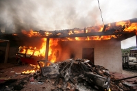 Varias casas incendiadas, automóviles destruidos y dos muertos es el saldo de un enfrentamiento entre priistas y perrdistas indígenas de la comunidad Nachig en el municipio de Zinacantan. Elementos de las corporaciones policíacas intervienen para resguard