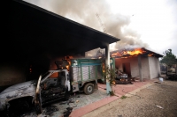 Varias casas incendiadas, automóviles destruidos y dos muertos es el saldo de un enfrentamiento entre priistas y perrdistas indígenas de la comunidad Nachig en el municipio de Zinacantan. Elementos de las corporaciones policíacas intervienen para resguard