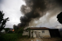 Varias casas incendiadas, automóviles destruidos y dos muertos es el saldo de un enfrentamiento entre priistas y perrdistas indígenas de la comunidad Nachig en el municipio de Zinacantan. Elementos de las corporaciones policíacas intervienen para resguard