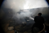 Varias casas incendiadas, automóviles destruidos y dos muertos es el saldo de un enfrentamiento entre priistas y perrdistas indígenas de la comunidad Nachig en el municipio de Zinacantan. Elementos de las corporaciones policíacas intervienen para resguard
