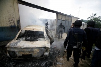 Varias casas incendiadas, automóviles destruidos y dos muertos es el saldo de un enfrentamiento entre priistas y perrdistas indÃgenas de la comunidad Nachig en el municipio de Zinacantan. Elementos de las corporaciones policÃacas intervienen para resguard Varias casas incendiadas, automóviles destruidos y dos muertos es el saldo de un enfrentamiento entre priistas y perrdistas indÃgenas de la comunidad Nachig en el municipio de Zinacantan. Elementos de las corporaciones policÃacas intervienen para resguard