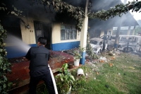 Varias casas incendiadas, automóviles destruidos y dos muertos es el saldo de un enfrentamiento entre priistas y perrdistas indígenas de la comunidad Nachig en el municipio de Zinacantan. Elementos de las corporaciones policíacas intervienen para resguard
