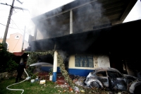 Varias casas incendiadas, automóviles destruidos y dos muertos es el saldo de un enfrentamiento entre priistas y perrdistas indígenas de la comunidad Nachig en el municipio de Zinacantan. Elementos de las corporaciones policíacas intervienen para resguard