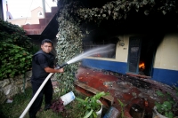 Varias casas incendiadas, automóviles destruidos y dos muertos es el saldo de un enfrentamiento entre priistas y perrdistas indÃgenas de la comunidad Nachig en el municipio de Zinacantan. Elementos de las corporaciones policÃacas intervienen para resguard Varias casas incendiadas, automóviles destruidos y dos muertos es el saldo de un enfrentamiento entre priistas y perrdistas indÃgenas de la comunidad Nachig en el municipio de Zinacantan. Elementos de las corporaciones policÃacas intervienen para resguard