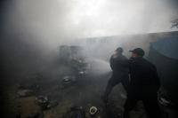 Varias casas incendiadas, automóviles destruidos y dos muertos es el saldo de un enfrentamiento entre priistas y perrdistas indígenas de la comunidad Nachig en el municipio de Zinacantan. Elementos de las corporaciones policíacas intervienen para resguard