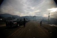 Varias casas incendiadas, automóviles destruidos y dos muertos es el saldo de un enfrentamiento entre priistas y perrdistas indígenas de la comunidad Nachig en el municipio de Zinacantan. Elementos de las corporaciones policíacas intervienen para resguard