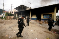Varias casas incendiadas, automóviles destruidos y dos muertos es el saldo de un enfrentamiento entre priistas y perrdistas indígenas de la comunidad Nachig en el municipio de Zinacantan. Elementos de las corporaciones policíacas intervienen para resguard