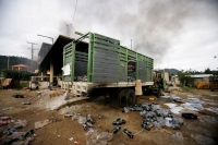 Varias casas incendiadas, automóviles destruidos y dos muertos es el saldo de un enfrentamiento entre priistas y perrdistas indígenas de la comunidad Nachig en el municipio de Zinacantan. Elementos de las corporaciones policíacas intervienen para resguard