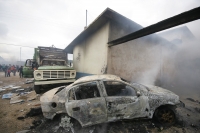 Varias casas incendiadas, automóviles destruidos y dos muertos es el saldo de un enfrentamiento entre priistas y perrdistas indígenas de la comunidad Nachig en el municipio de Zinacantan. Elementos de las corporaciones policíacas intervienen para resguard