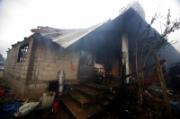 Varias casas incendiadas, automóviles destruidos y dos muertos es el saldo de un enfrentamiento entre priistas y perrdistas indígenas de la comunidad Nachig en el municipio de Zinacantan. Elementos de las corporaciones policíacas intervienen para resguard