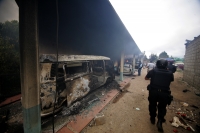 Varias casas incendiadas, automóviles destruidos y dos muertos es el saldo de un enfrentamiento entre priistas y perrdistas indígenas de la comunidad Nachig en el municipio de Zinacantan. Elementos de las corporaciones policíacas intervienen para resguard
