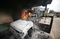 Varias casas incendiadas, automóviles destruidos y dos muertos es el saldo de un enfrentamiento entre priistas y perrdistas indígenas de la comunidad Nachig en el municipio de Zinacantan. Elementos de las corporaciones policíacas intervienen para resguard