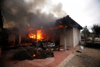 Varias casas incendiadas, automóviles destruidos y dos muertos es el saldo de un enfrentamiento entre priistas y perrdistas indígenas de la comunidad Nachig en el municipio de Zinacantan. Elementos de las corporaciones policíacas intervienen para resguard