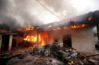 Varias casas incendiadas, automóviles destruidos y dos muertos es el saldo de un enfrentamiento entre priistas y perrdistas indígenas de la comunidad Nachig en el municipio de Zinacantan. Elementos de las corporaciones policíacas intervienen para resguard