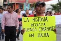 Viernes 2 de octubre del 2015. Tuxtla Gutiérrez. Familias, maestros y estudiantes durante la marcha de este 2 de octubre.