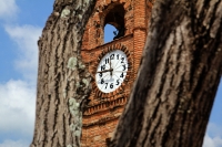 Domingo 13 de agosto del 2017. Chiapa de Corzo. El reloj de cuatro caras de la plaza de armas acompaña con historias románticas y anécdotas pintorescas la vista de los edificios públicos de esta colonial ciudad de la ribera del rio Grijalva.