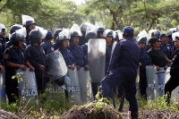 Viernes 10 de septiembre. Elementos de la policía municipal de Tuxtla y supervisores de la Profepa realizan de nuevo el desalojo de los predios ubicados en las cercanías del fraccionamiento Vida Mejor.