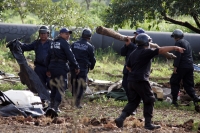 Viernes 10 de septiembre. Elementos de la policía municipal de Tuxtla y supervisores de la Profepa realizan de nuevo el desalojo de los predios ubicados en las cercanías del fraccionamiento Vida Mejor.