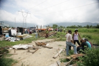 Sábado 7 de agosto. Corporaciones policÃacas desalojan el asentamiento en los terrenos aledaños a la colonia Vida Mejor y en las cercanÃas del sistema de agua del norte de la ciudad. Sábado 7 de agosto. Corporaciones policÃacas desalojan el asentamiento en los terrenos aledaños a la colonia Vida Mejor y en las cercanÃas del sistema de agua del norte de la ciudad.