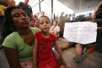 Lunes 9 de agosto. Las familias desalojadas de los predios aledaños a la colonia Vida Mejor de esta ciudad, realizan una marcha silenciosa desde el oriente de Tuxtla a la Plaza Central donde se manifiestan en la entrada del edificio de gobierno para exigi Lunes 9 de agosto. Las familias desalojadas de los predios aledaños a la colonia Vida Mejor de esta ciudad, realizan una marcha silenciosa desde el oriente de Tuxtla a la Plaza Central donde se manifiestan en la entrada del edificio de gobierno para exigi