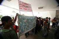 Lunes 9 de agosto. Las familias desalojadas de los predios aledaños a la colonia Vida Mejor de esta ciudad, realizan una marcha silenciosa desde el oriente de Tuxtla a la Plaza Central donde se manifiestan en la entrada del edificio de gobierno para exigi