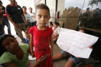 Lunes 9 de agosto. Las familias desalojadas de los predios aledaños a la colonia Vida Mejor de esta ciudad, realizan una marcha silenciosa desde el oriente de Tuxtla a la Plaza Central donde se manifiestan en la entrada del edificio de gobierno para exigi Lunes 9 de agosto. Las familias desalojadas de los predios aledaños a la colonia Vida Mejor de esta ciudad, realizan una marcha silenciosa desde el oriente de Tuxtla a la Plaza Central donde se manifiestan en la entrada del edificio de gobierno para exigi