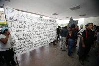 Lunes 9 de agosto. Las familias desalojadas de los predios aledaños a la colonia Vida Mejor de esta ciudad, realizan una marcha silenciosa desde el oriente de Tuxtla a la Plaza Central donde se manifiestan en la entrada del edificio de gobierno para exigi
