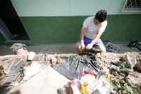 Jueves 29 de Julio. Las actividades cotidianas de las familias afectadas por las lluvias en la ciudad aún no puede restablecerse con normalidad, algunas personas llevan a la calle el equipo de trabajo de varios talleres caseros mientras que en otros lugar