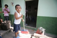 Jueves 29 de Julio. Las actividades cotidianas de las familias afectadas por las lluvias en la ciudad aún no puede restablecerse con normalidad, algunas personas llevan a la calle el equipo de trabajo de varios talleres caseros mientras que en otros lugar