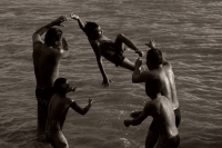 Martes 10 de agosto. Jóvenes y adultos disfrutan las tardes de calor en las aguas del río Grijalva sin importar que no existan medidas de seguridad en el malecón de Chiapa de Corzo; las lluvias de la temporada y el desfogue de las presas hidroeléctricas h