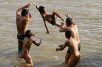 Martes 10 de agosto. Jóvenes y adultos disfrutan las tardes de calor en las aguas del rÃo Grijalva sin importar que no existan medidas de seguridad en el malecón de Chiapa de Corzo; las lluvias de la temporada y el desfogue de las presas hidroeléctricas h Martes 10 de agosto. Jóvenes y adultos disfrutan las tardes de calor en las aguas del rÃo Grijalva sin importar que no existan medidas de seguridad en el malecón de Chiapa de Corzo; las lluvias de la temporada y el desfogue de las presas hidroeléctricas h
