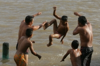 Martes 10 de agosto. Jóvenes y adultos disfrutan las tardes de calor en las aguas del río Grijalva sin importar que no existan medidas de seguridad en el malecón de Chiapa de Corzo; las lluvias de la temporada y el desfogue de las presas hidroeléctricas h