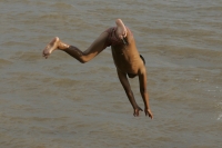 Martes 10 de agosto. Jóvenes y adultos disfrutan las tardes de calor en las aguas del río Grijalva sin importar que no existan medidas de seguridad en el malecón de Chiapa de Corzo; las lluvias de la temporada y el desfogue de las presas hidroeléctricas h