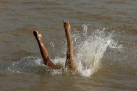 Martes 10 de agosto. Jóvenes y adultos disfrutan las tardes de calor en las aguas del río Grijalva sin importar que no existan medidas de seguridad en el malecón de Chiapa de Corzo; las lluvias de la temporada y el desfogue de las presas hidroeléctricas h