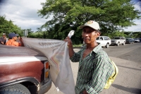 Martes 10 de agosto. Campesinos y labriegos de las comunidades de Ixtapa y sus alrededores se manifiestan bloqueando la carretera entre las ciudades de Chiapa de Corzo y Acala para exigir que las autoridades intervengan y se hagan cargo de la administraci