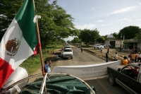 Martes 10 de agosto. Campesinos y labriegos de las comunidades de Ixtapa y sus alrededores se manifiestan bloqueando la carretera entre las ciudades de Chiapa de Corzo y Acala para exigir que las autoridades intervengan y se hagan cargo de la administraci