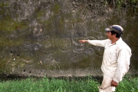Berriozabal. 2 de agosto. Las figuras de dos serpientes pre-hispánicas se encuentran en el costado de una estructura de roca llamada Peña de los Naranjos en las cercanías de los municipios de Berriozabal y Ocuilapa y a decir de los habitantes de esta comu