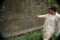 Berriozabal. 2 de agosto. Las figuras de dos serpientes pre-hispánicas se encuentran en el costado de una estructura de roca llamada Peña de los Naranjos en las cercanías de los municipios de Berriozabal y Ocuilapa y a decir de los habitantes de esta comu