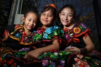Viernes 17 de enero del 2014. Chiapa de Corzo. La Salida de Banderas da comienzo al recorrido que Parachicos y Chiapanecas realizan este día en honor a San Antonio Abad dentro de las festividades patronales de esta comunidad de la Ribera del Rio Grande de