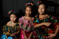 Viernes 17 de enero del 2014. Chiapa de Corzo. La Salida de Banderas da comienzo al recorrido que Parachicos y Chiapanecas realizan este día en honor a San Antonio Abad dentro de las festividades patronales de esta comunidad de la Ribera del Rio Grande de