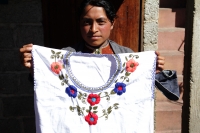 Jueves 7 de diciembre del 2017. San Cristóbal de las Casas. Artesanas de San Juan Chamula realizan la elaboración de tejidos tradicionales indí­genas en el modesto taller instalado en la parte alta de la zona norte para poder ofrecer las prendas a los v