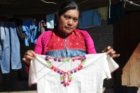 Jueves 7 de diciembre del 2017. San Cristóbal de las Casas. Artesanas de San Juan Chamula realizan la elaboración de tejidos tradicionales indÃÂgenas en el modesto taller instalado en la parte alta de la zona norte para poder ofrecer las prendas a los v Jueves 7 de diciembre del 2017. San Cristóbal de las Casas. Artesanas de San Juan Chamula realizan la elaboración de tejidos tradicionales indÃÂgenas en el modesto taller instalado en la parte alta de la zona norte para poder ofrecer las prendas a los v