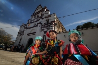 Viernes 17 de enero del 2014. Chiapa de Corzo. La Salida de Banderas da comienzo al recorrido que Parachicos y Chiapanecas realizan este día en honor a San Antonio Abad dentro de las festividades patronales de esta comunidad de la Ribera del Rio Grande de