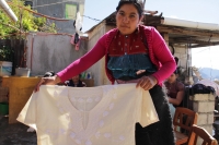 Jueves 7 de diciembre del 2017. San Cristóbal de las Casas. Artesanas de San Juan Chamula realizan la elaboración de tejidos tradicionales indí­genas en el modesto taller instalado en la parte alta de la zona norte para poder ofrecer las prendas a los v