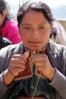 Jueves 7 de diciembre del 2017. San Cristóbal de las Casas. Artesanas de San Juan Chamula realizan la elaboración de tejidos tradicionales indí­genas en el modesto taller instalado en la parte alta de la zona norte para poder ofrecer las prendas a los v
