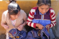 Jueves 7 de diciembre del 2017. San Cristóbal de las Casas. Artesanas de San Juan Chamula realizan la elaboración de tejidos tradicionales indÃÂgenas en el modesto taller instalado en la parte alta de la zona norte para poder ofrecer las prendas a los v Jueves 7 de diciembre del 2017. San Cristóbal de las Casas. Artesanas de San Juan Chamula realizan la elaboración de tejidos tradicionales indÃÂgenas en el modesto taller instalado en la parte alta de la zona norte para poder ofrecer las prendas a los v
