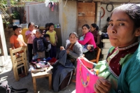 Jueves 7 de diciembre del 2017. San Cristóbal de las Casas. Artesanas de San Juan Chamula realizan la elaboración de tejidos tradicionales indí­genas en el modesto taller instalado en la parte alta de la zona norte para poder ofrecer las prendas a los v